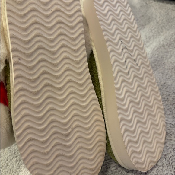 American Eagle Grinch Scuff Slippers Green Faux Fur Santa Hat Size 7 NWOT - Picture 14 of 14